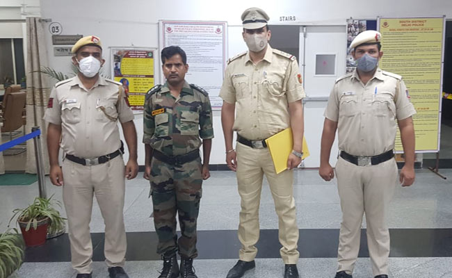 नकली वर्दी पहन खुद को बताता था आर्मी अफसर, पहले ISI के हनी ट्रैप में फंसा, अब पुलिस ने दबोचा