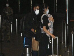 Viral Pics Of Anushka Sharma And Virat Kohli At The Airport With Baby Vamika Viral Pics Of Anushka Sharma And Virat Kohli At The Airport With Baby Vamika