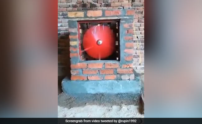 शख्स ने किया  गजब जुगाड़, ईंट और सीमेंट से बना दिया फर्स्ट क्लास Cooler, IPS बोला- ‘हिंदुस्तानी Jugaad’ - देखें Video शख्स ने किया  गजब जुगाड़, ईंट और सीमेंट से बना दिया फर्स्ट क्लास Cooler, IPS बोला- ‘हिंदुस्तानी Jugaad’ - देखें Video