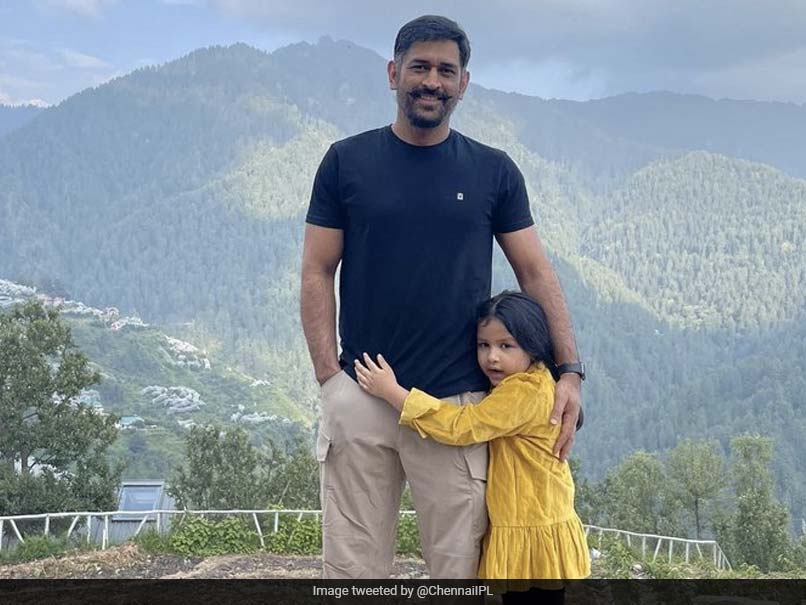 धोनी के 'राउडी मूंछ' वाले लुक ने जीता फैन्स का दिल, फैन्स बोले- 'मूछें हों तो माही जैसी'