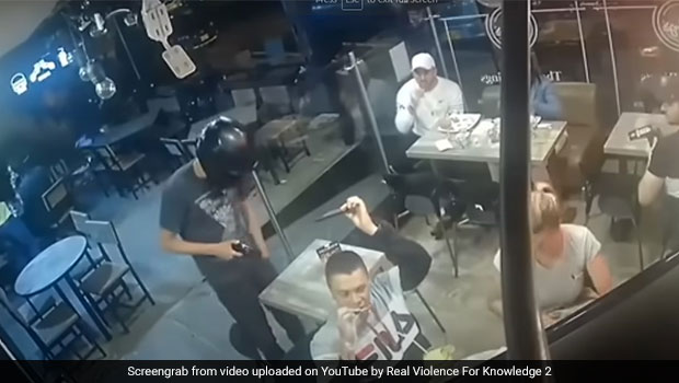Man Eats Chicken Wings While Restaurant Gets Robbed; Watch Epic Viral Video
