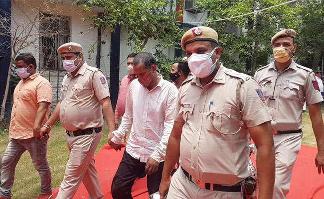 दिल्ली : जिसने सेंध लगाकर बैंक से लूटे थे 55 लाख, बैंक अधिकारी ने उसी से करवाई टूटी दीवार की मरम्मत दिल्ली : जिसने सेंध लगाकर बैंक से लूटे थे 55 लाख, बैंक अधिकारी ने उसी से करवाई टूटी दीवार की मरम्मत