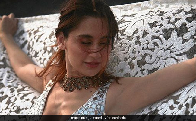 Sanjeeda Shaikh Shines Bright Like A Diamond In Her Sparkling Mirror Work <i>Saree</i>