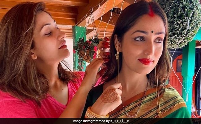 सुरीली ने बहन को सजाते हुए शेयर की फोटो, यामी गौतम बोलीं- वन मैन आर्मी... 
