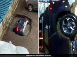 पलक झपकते ही सिंकहोल में समा गई थी कार, फिर ऐसे बाहर निकाली गई SUV - देखें पूरा Video पलक झपकते ही सिंकहोल में समा गई थी कार, फिर ऐसे बाहर निकाली गई SUV - देखें पूरा Video
