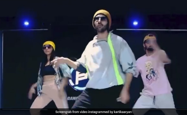 Kartik Aaryan Danced To Allu Arjun's <i>Butta Bomma</i> And We Are Impressed