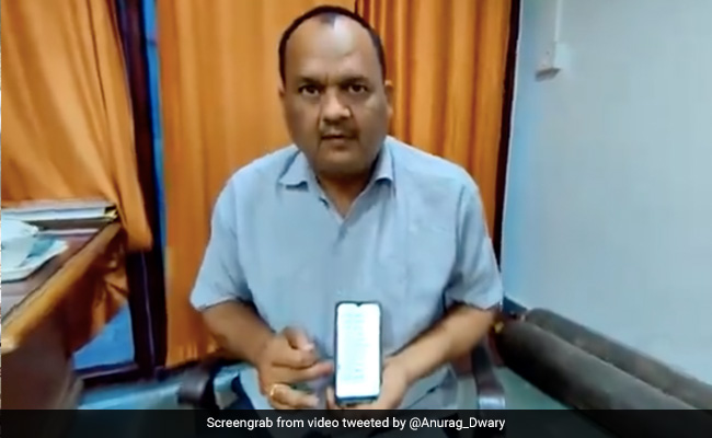 मध्य प्रदेश में क्या नाबालिगों, 'मृतकों' को भी लग गया टीका, बिना वैक्सीनेशन के भी आ रहे मैसेज मध्य प्रदेश में क्या नाबालिगों, 'मृतकों' को भी लग गया टीका, बिना वैक्सीनेशन के भी आ रहे मैसेज