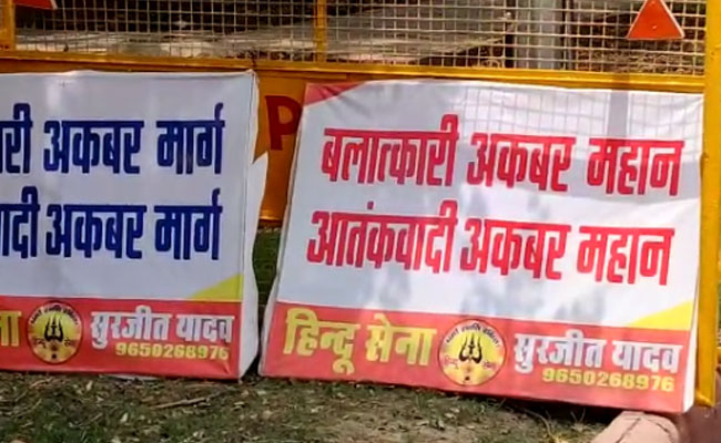 हिन्दू सेना ने 'अकबर महान' पर दिल्ली में लगाए विवादित पोस्टर, रोड का नाम भी बदला