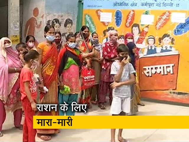 दिल्ली : सरकारी स्कूलों के बाहर मुफ्त की राशन के लिए लंबी कतारें