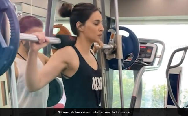 जिम में यूं टफ वर्कआउट करती नजर आईं कृति सेनन, वायरल हुआ Video