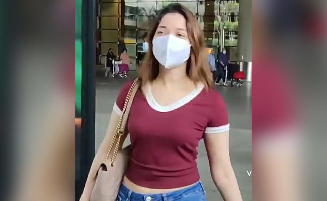 तमन्ना भाटिया को देख कैमरे की सेटिंग चेंज करने लगा फोटोग्राफर, कहा- आप इतने फेयर हो कि...देखें Video