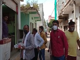 वैक्सीनेशन के लिए अनूठी पहल: पीला चावल दे 45 पार वालों को दिया जा रहा टीका लेने का न्यौता वैक्सीनेशन के लिए अनूठी पहल: पीला चावल दे 45 पार वालों को दिया जा रहा टीका लेने का न्यौता