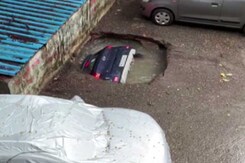 Watch: A Day After, Crane Pulls Out Car That Drowned In Mumbai Sinkhole Watch: A Day After, Crane Pulls Out Car That Drowned In Mumbai Sinkhole