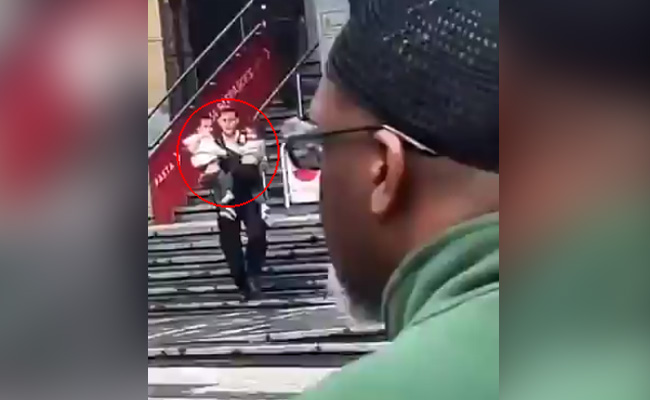 स्टेशन पर लग रही थी भीषण आग, पुलिस वाला जान पर खेलकर 2 बच्चों को यूं बचा ले आया बाहर, देखें Video