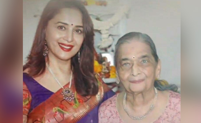 माधुरी दीक्षित ने मां के जन्मदिन पर किया कुछ ऐसा, लोगों ने कहा- ऐसी बेटी सबको मिले...देखें Video