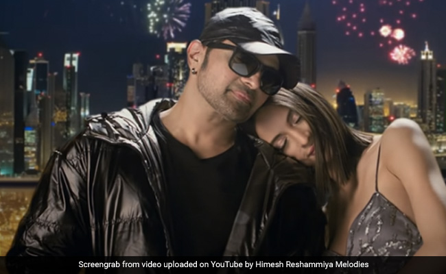 हिमेश रेशमिया ने पुराने अंदाज में जमाया रंग, सुरूर का टाइटल ट्रैक हुआ वायरल- देखें Video