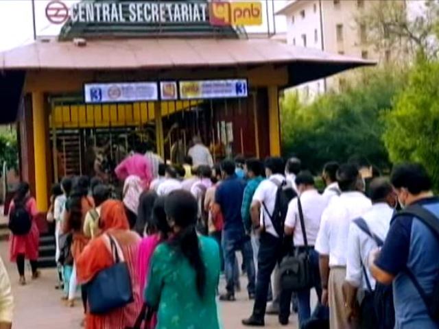 Social Distancing Inside Delhi Metro But Chaos Outside