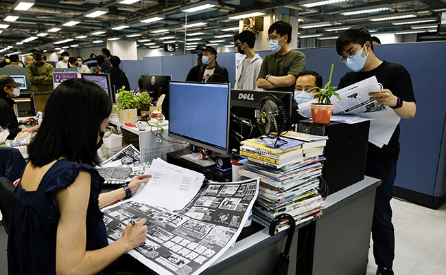 Hong Kong's Apple Daily Signs Off In "Painful Farewell"