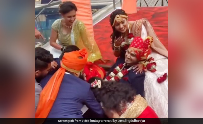 जूते चुराने के लिए पास आईं सालियां, तो जमीन पर लेट गए जीजाजी, देखकर हंस पड़ी दुल्हन - देखें Video