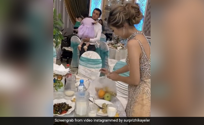 पार्टी में आई महिला ने की अजीब हरकत, पैक करने लगी बचा खाना, लोग बोले- ‘जो घर में है उनके लिए’ - देखें Video
