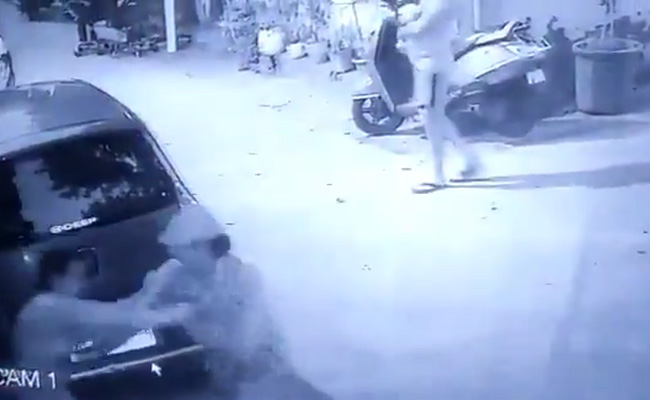 दिल्ली : पड़ोसी महिला पर ताबड़तोड़ चाकू से हमला, घटना सीसीटीवी में कैद