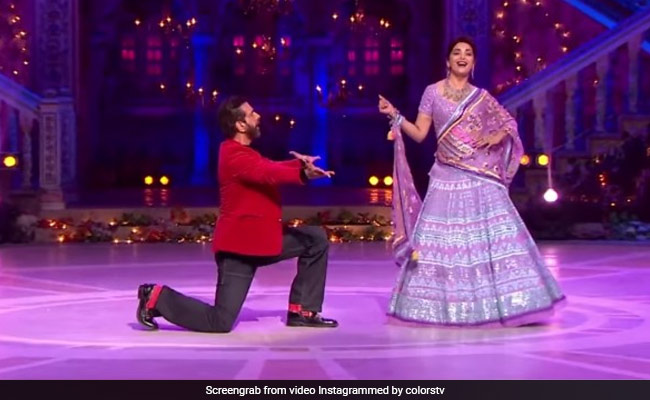 माधुरी दीक्षित ने जावेद जाफरी के साथ पुरानी यादें की ताजा, 'ले ले दिल' गाने पर किया डांस- Video