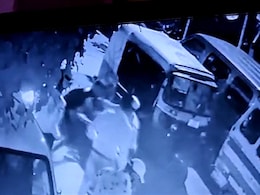पिता के लिए केक लेने निकला था युवक, 4 लोगों ने चाकुओं से गोदकर कर दी हत्या, CCTV में कैद वारदात पिता के लिए केक लेने निकला था युवक, 4 लोगों ने चाकुओं से गोदकर कर दी हत्या, CCTV में कैद वारदात