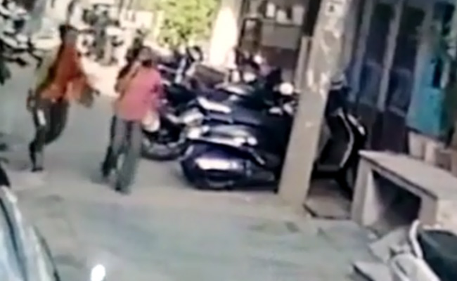 दिल्‍ली : रास्‍ते से गुजर रही महिला से मारपीट कर दूसरी महिला ने मोबाइल लूटा, घटना कैमरे में हुई कैद