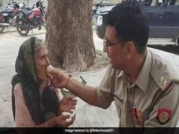 बेघर बुजुर्ग महिला को पुलिसवाले ने साथ बैठकर अपने हाथ से खिलाया खाना, लोग बोले- ‘पुलिस का एक रूप ऐसा भी’ - Viral Photo बेघर बुजुर्ग महिला को पुलिसवाले ने साथ बैठकर अपने हाथ से खिलाया खाना, लोग बोले- ‘पुलिस का एक रूप ऐसा भी’ - Viral Photo