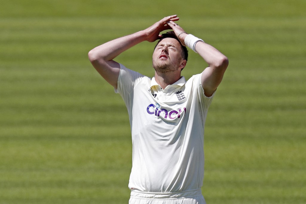 ओली रॉबिन्‍सन के बाद एक और इंग्लिश खिलाड़ी पर मंडराया सस्पेंड होने का खतरा, ECB ने जांच शुरू की