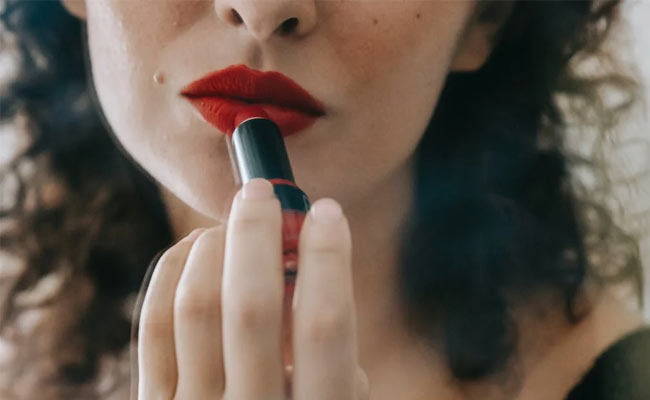 Makeup Tips: 5 Ways To Make Your Lipstick Kiss Proof And Last Longer