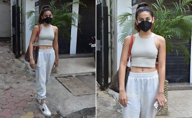 Alaya Furniturewalla Pairs Her Rs 1.30 Lakh Louis Vuitton Bag With A Crop Top, Joggers And Gucci Sneakers