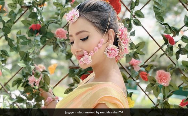 Madalasa Sharma पीली साड़ी और फूलों के गहनों में दुल्हन जैसे सजीं, फैन ने पूछा- क्या आपकी शादी हो...
