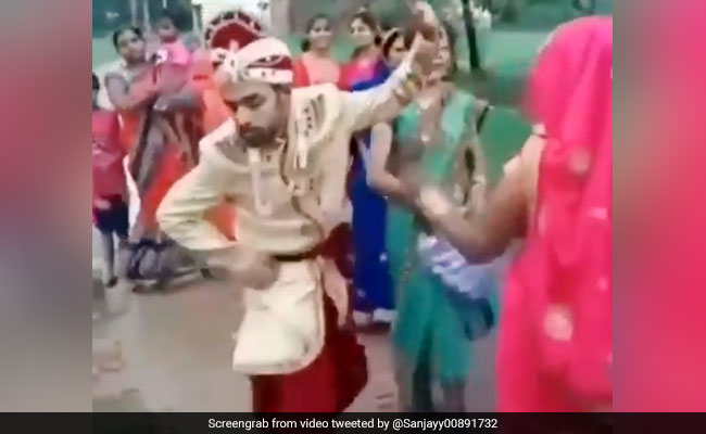 बारात में जैसे ही बजा भोजपुरी गाना, तो दूल्हे ने किया धमाकेदार डांस, ऐसे मटकाई कमर - देखें मजेदार Video