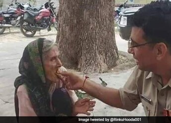 UP Policeman Feeds Elderly Woman, Photo Goes Viral UP Policeman Feeds Elderly Woman, Photo Goes Viral