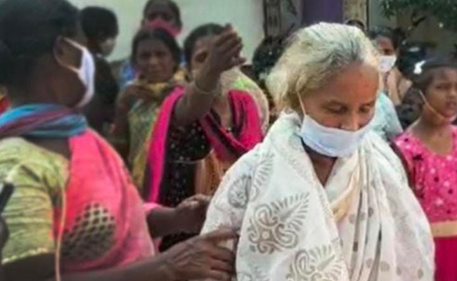 कोरोना से मौत के बाद परिवार ने दफनाया पॉलिथीन में लिपटा शव, 18 दिन बाद घर लौटी महिला