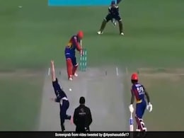 PSL में PAK के बल्लेबाज का तहलका, एक ओवर में ठोके 33 रन, गेंदबाज को मारे लगातार 4 छक्के, देखें Video PSL में PAK के बल्लेबाज का तहलका, एक ओवर में ठोके 33 रन, गेंदबाज को मारे लगातार 4 छक्के, देखें Video