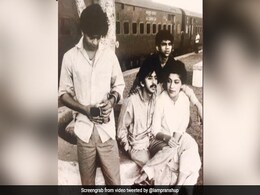 Shah Rukh Khan थियेटर के दिनों में दिखते थे ऐसे, अनदेखी Photo ने इंटरनेट पर बटोरी सुर्खियां Shah Rukh Khan थियेटर के दिनों में दिखते थे ऐसे, अनदेखी Photo ने इंटरनेट पर बटोरी सुर्खियां
