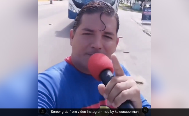 Superman की कॉस्ट्यूम पहनकर सड़क पर स्टंट कर रहा था शख्स, पीछे से आई बस, मारी ज़ोर की टक्कर और फिर... - देखें Video