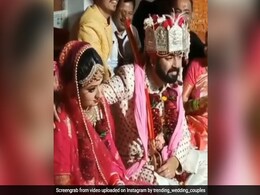 मंडप में बैठे दूल्हे ने दुल्हन के कंधे पर रख दिया हाथ, तो मंत्र पढ़ते हुए पंडित जी बोले - ‘आप हाथ हठाइए’ - देखें Funny Video मंडप में बैठे दूल्हे ने दुल्हन के कंधे पर रख दिया हाथ, तो मंत्र पढ़ते हुए पंडित जी बोले - ‘आप हाथ हठाइए’ - देखें Funny Video