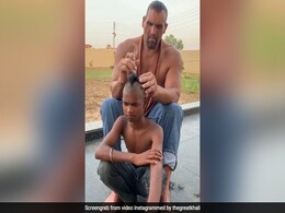 ‘द ग्रेट खली’ ने किया लड़के का अजीबोगरीब हेयर कट, वीडियो देख लोग बोले- ‘सर, इसे गजनी बना दो...’ - देखें Video ‘द ग्रेट खली’ ने किया लड़के का अजीबोगरीब हेयर कट, वीडियो देख लोग बोले- ‘सर, इसे गजनी बना दो...’ - देखें Video