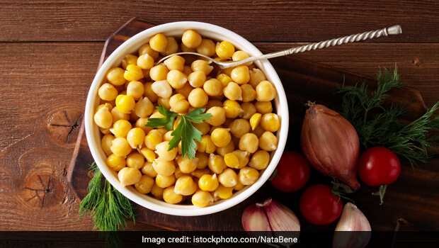 What Kinds of Snacks Can You Eat When You’re Stressed? Heres What Nutritionist Anjali Mukerjee Says