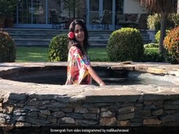 मल्लिका शेरावत अपने यूएस वाले घर में यूं चिल करती आईं नजर, वायरल हुआ Video मल्लिका शेरावत अपने यूएस वाले घर में यूं चिल करती आईं नजर, वायरल हुआ Video