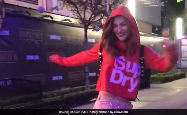 Elli Avrram ने बीच सड़क की जबरदस्त अंदाज में स्केटिंग, Nora Fatehi बोलीं- तुम क्या नहीं कर सकती..देखें Video