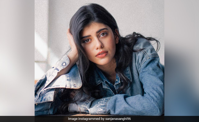 This Is How Sanjana Sanghi Jazzes Up Her Workout Sessions