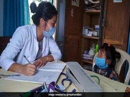 तीन साल की बच्ची अपने चेकअप के लिए अकेले डॉक्टर के पास पहुंची, इंटरनेट पर वायरल तस्वीर ने जीता लोगों का दिल तीन साल की बच्ची अपने चेकअप के लिए अकेले डॉक्टर के पास पहुंची, इंटरनेट पर वायरल तस्वीर ने जीता लोगों का दिल