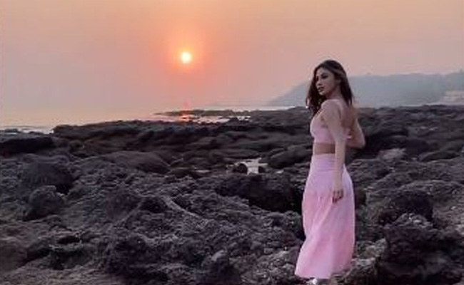 Mouni Roy ने शेयर किया सनसेट वीडियो, फैंस बोले- उड़ें जब जब जुल्फें तेरी...
