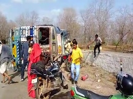 मध्य प्रदेश : सड़क पर पलटा टैंकर, घायलों को बचाने के बजाय पेट्रोल लूटने लगे ग्रामीण, देखिए VIDEO मध्य प्रदेश : सड़क पर पलटा टैंकर, घायलों को बचाने के बजाय पेट्रोल लूटने लगे ग्रामीण, देखिए VIDEO