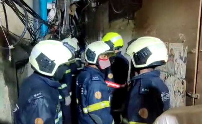 मुंबई: बांद्रा में चार मंजिला इमारत का हिस्सा गिरने से 4 लोग जख्मी, एक की मौत