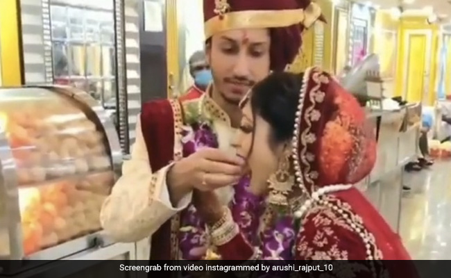 दुल्हन ने अपनी शादी में दूल्हा के हाथों से चटखारे लेते हुए खाए गोलगप्पे, 20 लाख बार देखा गया Video